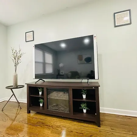 Spacious 3 Bed 2 Bath In Rogers Park Apartment