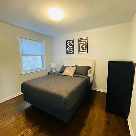 Spacious 3 Bed 2 Bath In Rogers Park *