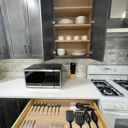 Spacious 3 Bed 2 Bath In Rogers Park Apartment *