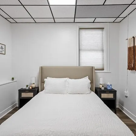 Chic 2br Getaway Queen Beds Fast Wifi Apartment