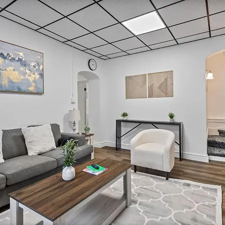 Chic 2br Getaway Queen Beds Fast Wifi Apartment