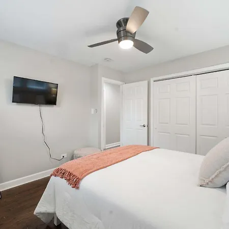 Spacious In Apartment *