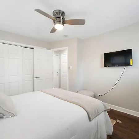 Spacious In Apartment Chicago