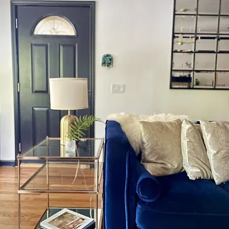 Beautiful 7 Bed, 3.5 Bathroom Holiday home Chicago