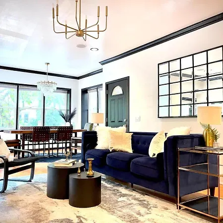 Beautiful 7 Bed, 3.5 Bathroom Chicago