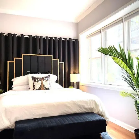 Beautiful 7 Bed, 3.5 Bathroom Holiday home Chicago
