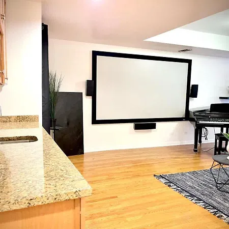Beautiful 7 Bed, 3.5 Bathroom Chicago