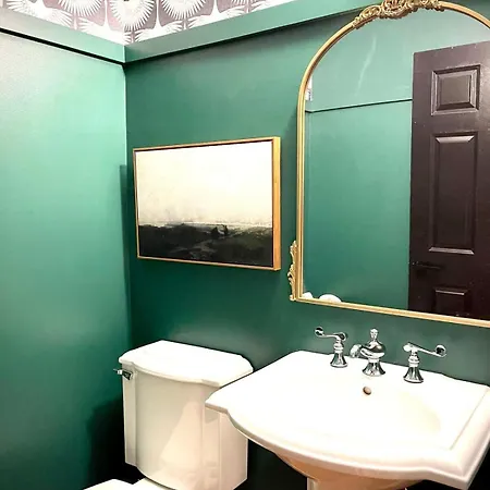 Beautiful 7 Bed, 3.5 Bathroom Holiday home Chicago