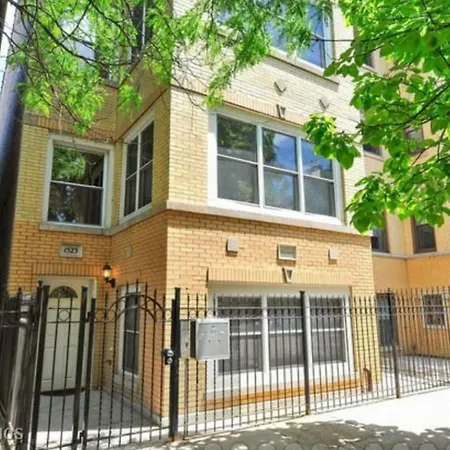 Beautiful 7 Bed, 3.5 Bathroom Chicago