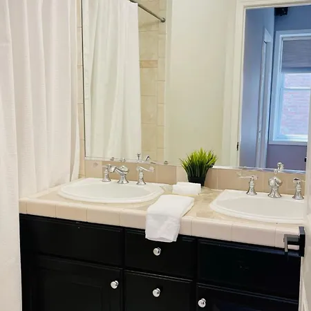 Beautiful 7 Bed, 3.5 Bathroom Holiday home Chicago