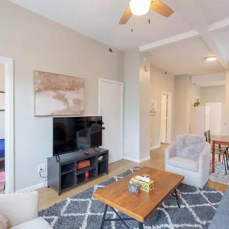 Bright & Modern 3br And 1ba In Logan Square Apartment