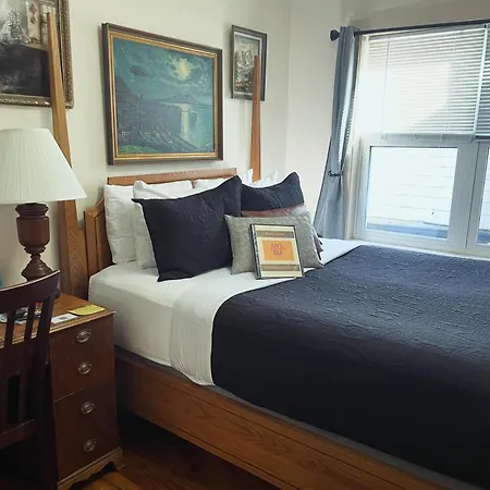 Ray's Bucktown Bed & Breakfast 3*