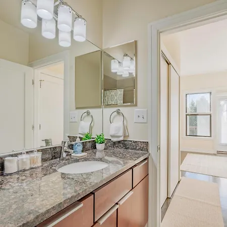Apartment Chic & Elegant 4br Retreat Near Uchi With Laundry