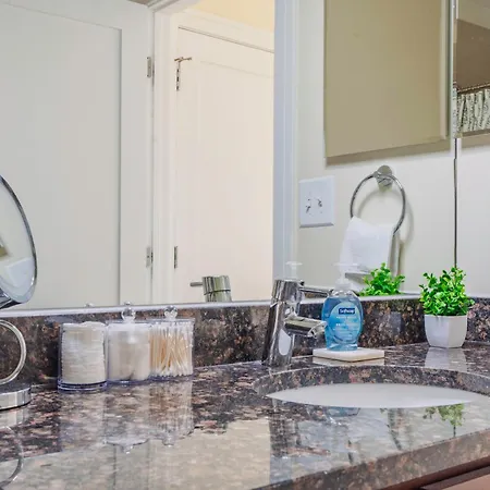 Chic & Elegant 4br Retreat Near Uchi With Laundry * Chicago