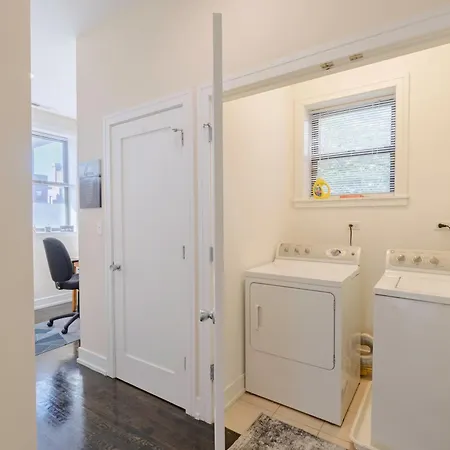 Chic & Elegant 4br Retreat Near Uchi With Laundry
