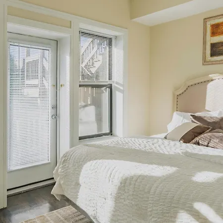 Chic & Elegant 4br Retreat Near Uchi With Laundry Chicago