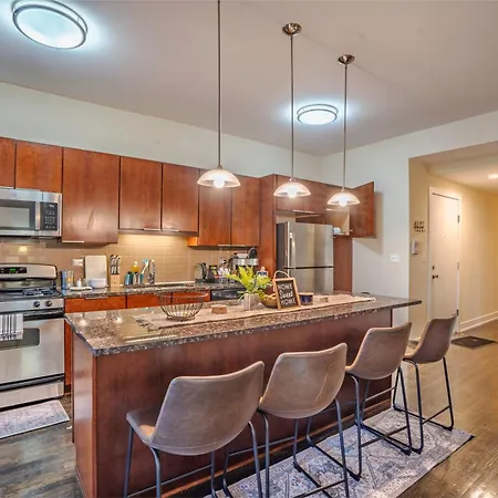 Chic & Elegant 4br Retreat Near Uchi With Laundry Apartment *