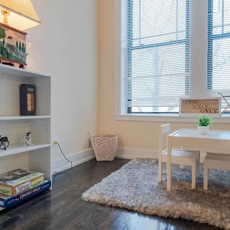 Apartment Chic & Elegant 4br Retreat Near Uchi With Laundry Chicago