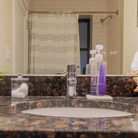 Chic & Elegant 4br Retreat Near Uchi With Laundry Apartment *