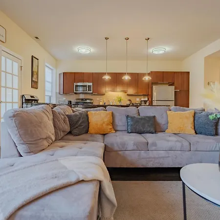 Chic & Elegant 4br Retreat Near Uchi With Laundry *