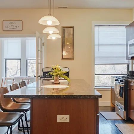 Chic & Elegant 4br Retreat Near Uchi With Laundry Chicago