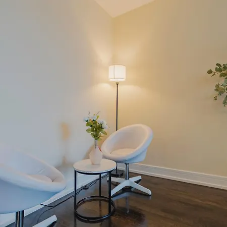 Chic & Elegant 4br Retreat Near Uchi With Laundry