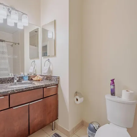 Chic & Elegant 4br Retreat Near Uchi With Laundry Apartment