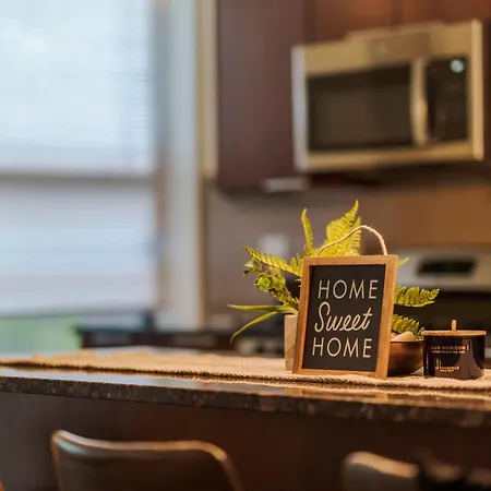 Chic & Elegant 4br Retreat Near Uchi With Laundry *