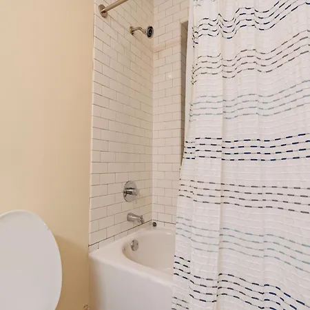 Chic & Elegant 4br Retreat Near Uchi With Laundry Apartment