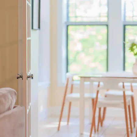 Chic & Elegant 4br Retreat Near Uchi With Laundry *