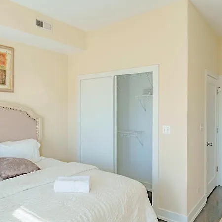 Apartment Chic & Elegant 4br Retreat Near Uchi With Laundry Chicago