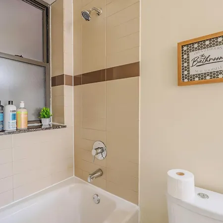 Chic & Elegant 4br Retreat Near Uchi With Laundry Apartment *