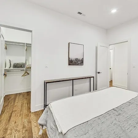 Luxurious Lincoln Park With Gourmet Kitchen