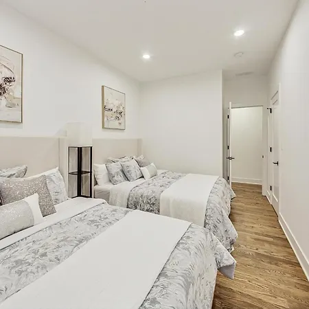 Luxurious Lincoln Park With Gourmet Kitchen