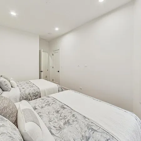 Luxurious Lincoln Park With Gourmet Kitchen Apartment *