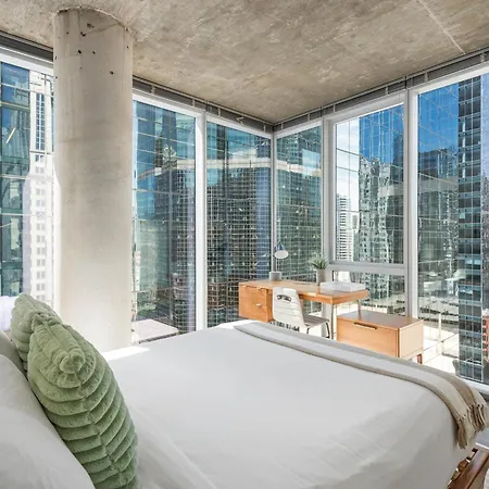 Linea Luxury Living With Indoor Pool And Rooftop Views In The Loop Chicago