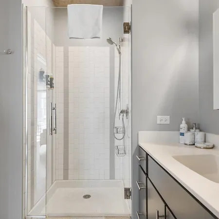 Linea Luxury Living With Indoor Pool And Rooftop Views In The Loop Apartment