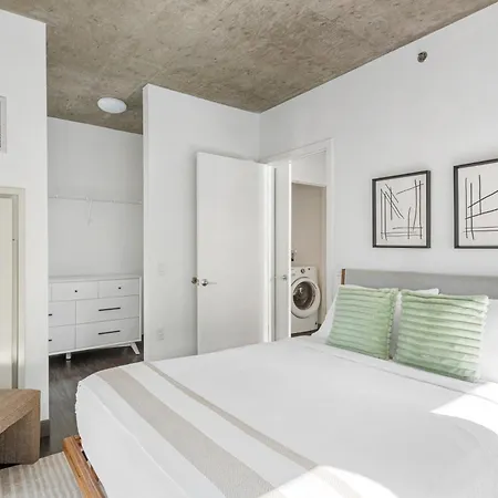Linea Luxury Living With Indoor Pool And Rooftop Views In The Loop Apartment
