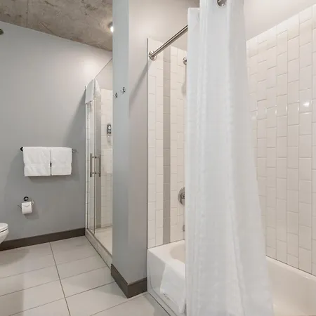 Linea Luxury Living With Indoor Pool And Rooftop Views In The Loop Apartment