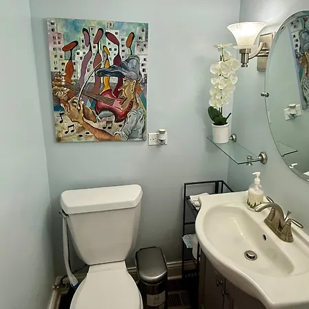 Apartment Stunning In Prime With Private Pool *