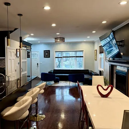 Apartment Stunning In Prime With Private Pool *