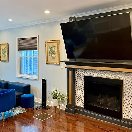 Apartment Stunning In Prime With Private Pool *