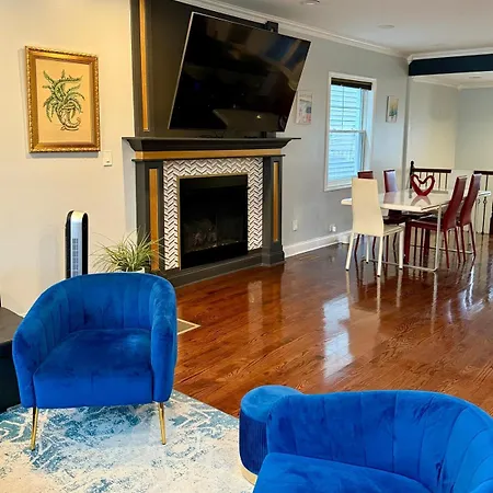 Apartment Stunning In Prime With Private Pool *