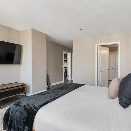 The Bernardin Gold Coast Luxury Near Magnificent Mile Apartment