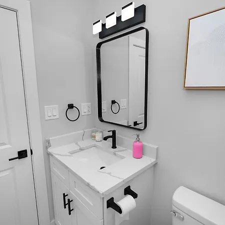 Stylish Cozy 3br Retreat With Free Parking Near Pilsen Art Center, Douglas Park And Of Illinois