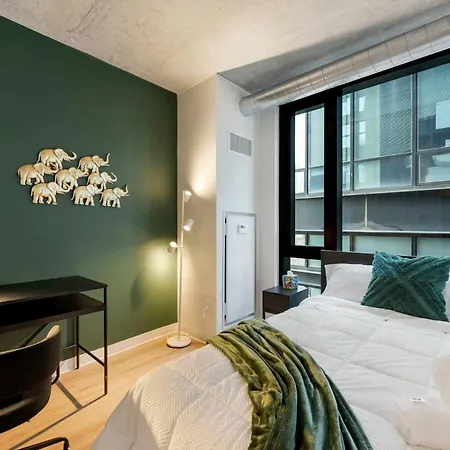 Lux 3 Bed 3 Bath High Rise With Gym & Amenities Apartment *