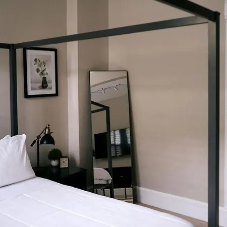 Holiday home 1 Rated 4br Lincoln Park House - King Bed
