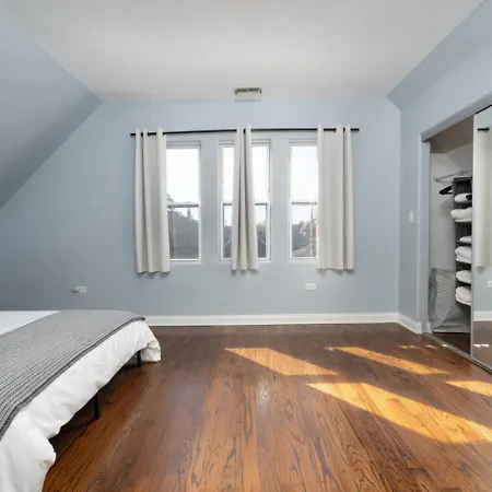 Apartment Logan Square Penthouse With Parking And Patio