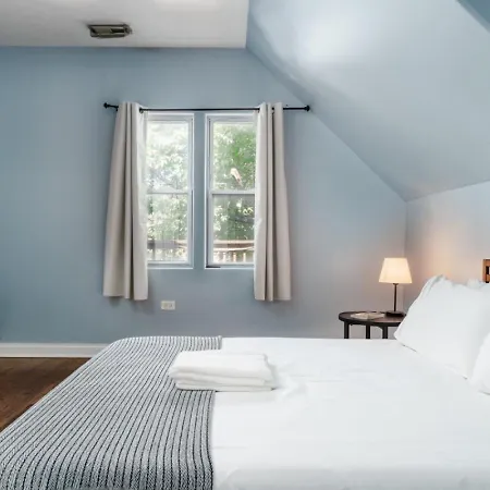 Logan Square Penthouse With Parking And Patio Chicago