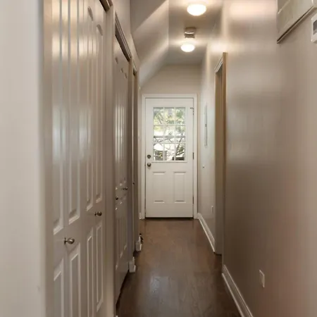 Logan Square Penthouse With Parking And Patio Apartment *